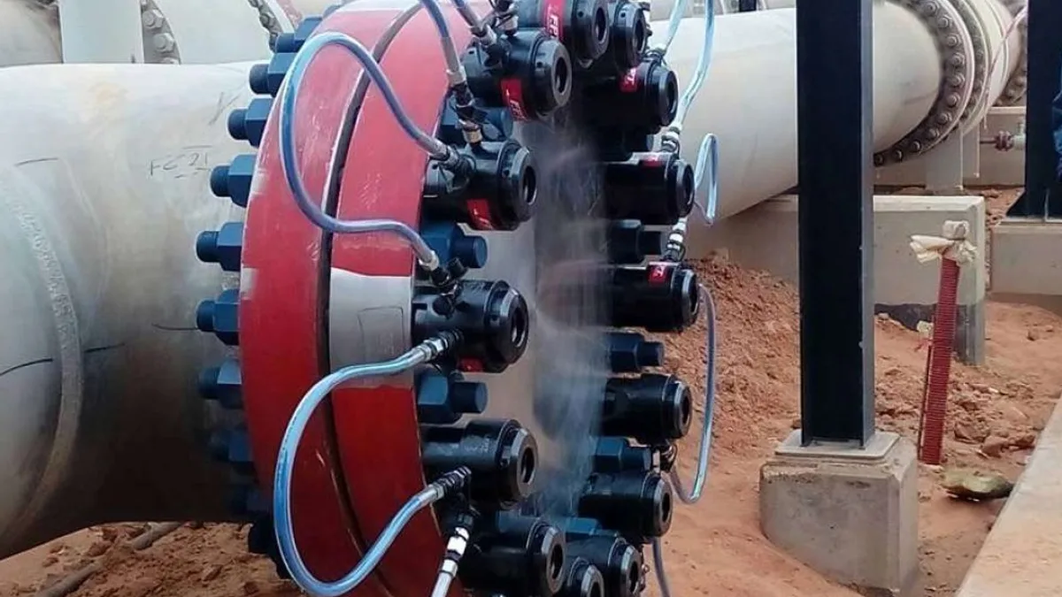 Hydraulic bolt tensioning on a large-diameter process piping flange