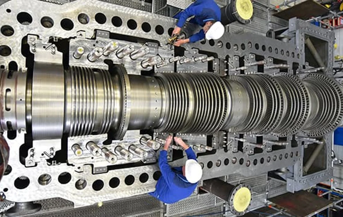 Steam turbine casing split line with large bolted joints