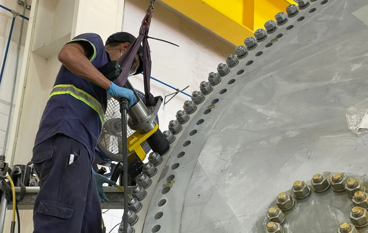 Wind tower flange bolting with hydraulic tensioning equipment